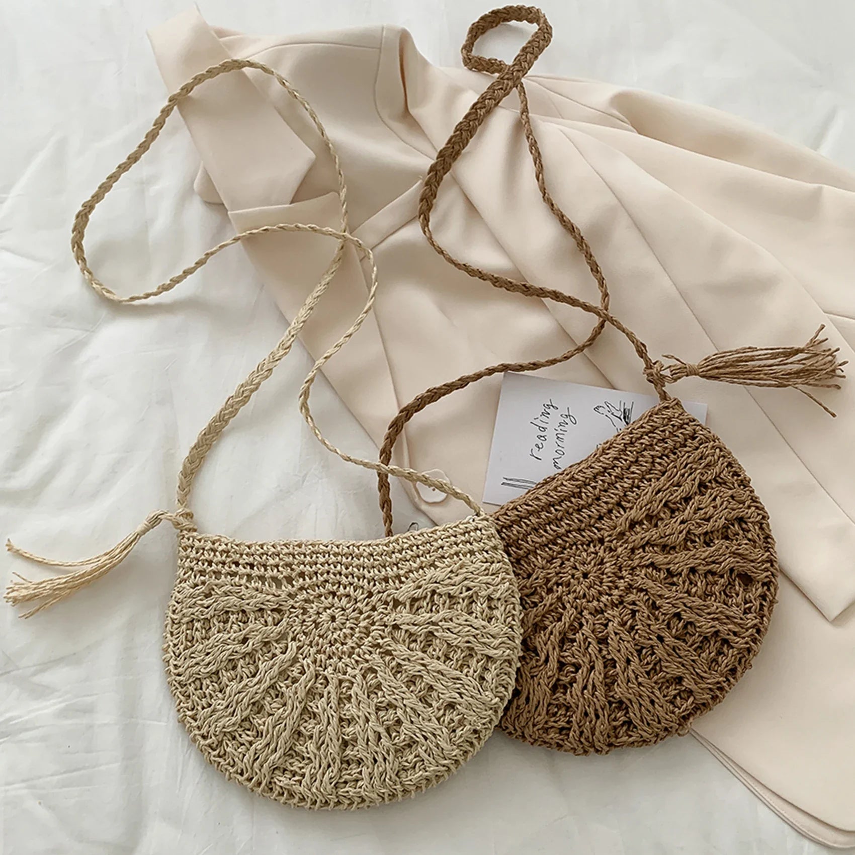 bags : JOLANDA - Bohemian Handgeweven Halfronde Stro Crossbody Tas in van Pantino