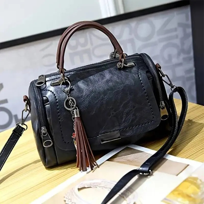 bags : PAULIEN - Schoudertas met kwastjes voor dames: grote capaciteit, modieus ontwerp in zwart van Pantino