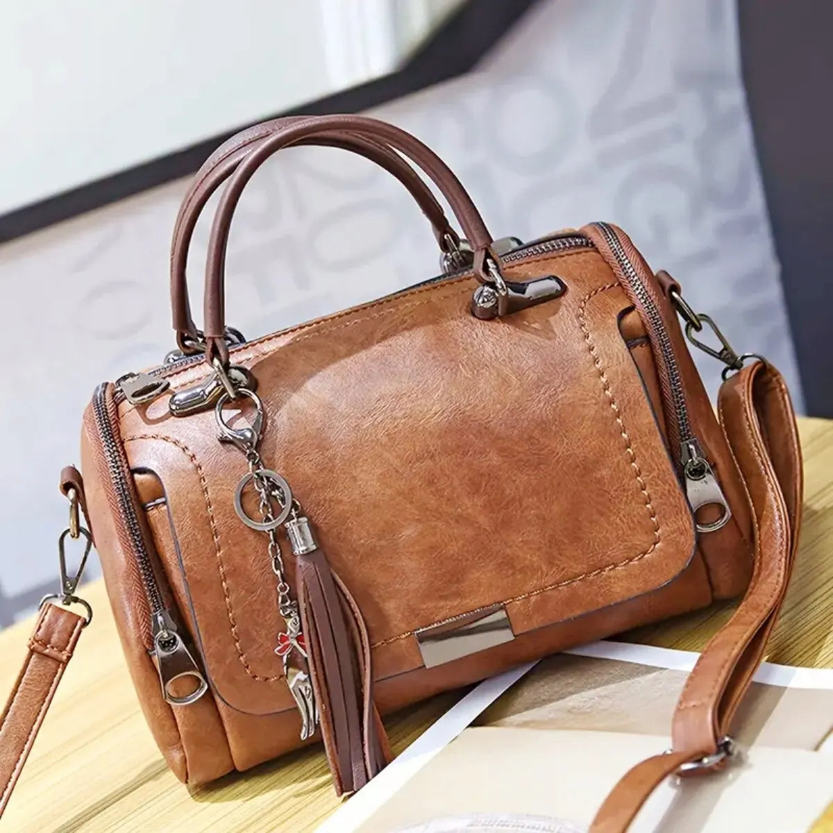 bags : PAULIEN - Schoudertas met kwastjes voor dames: grote capaciteit, modieus ontwerp in bruin van Pantino