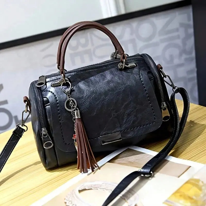 bags : PAULIEN - Schoudertas met kwastjes voor dames: grote capaciteit, modieus ontwerp in van Pantino