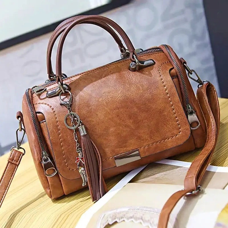 bags : PAULIEN - Schoudertas met kwastjes voor dames: grote capaciteit, modieus ontwerp in van Pantino