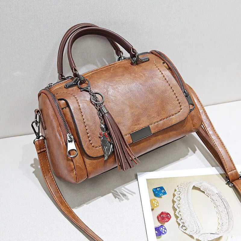 bags : PAULIEN - Schoudertas met kwastjes voor dames: grote capaciteit, modieus ontwerp in van Pantino