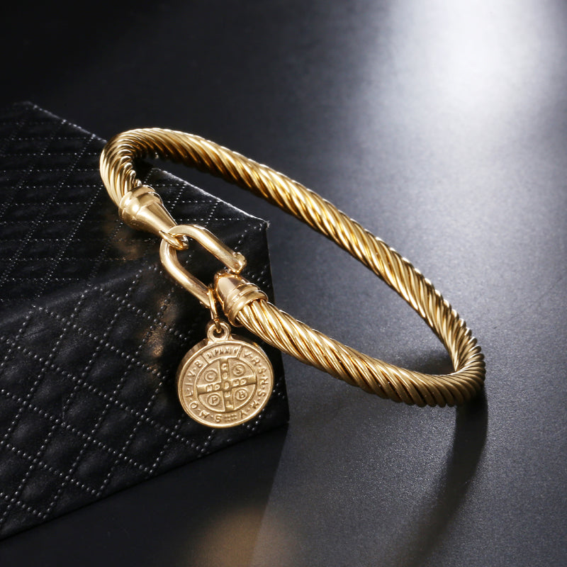 accessories : Clara - Heilige Benedictus Bedelarmband in Gold van Pantino