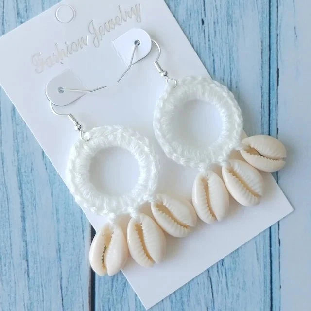 accessories : Boho Strand Gehaakte Grote Cirkel Schelp Kwastje Druppel Oorbel in Wit van Pantino