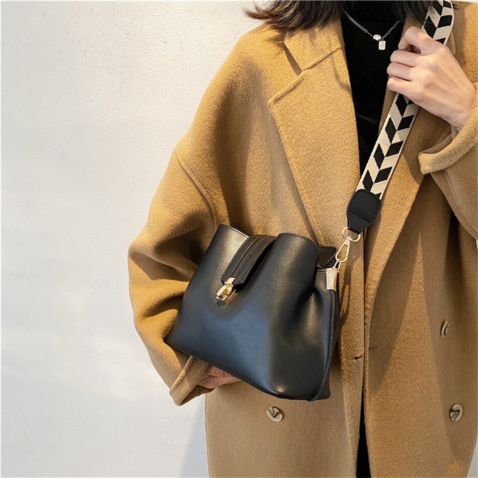 bags : Bucket | Dames Crossbody Tas in Zwart van Pantino