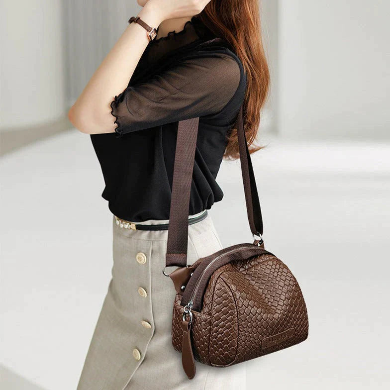 bags : Kaylee - casual crossbody tas met grote inhoud in Bruin van Pantino