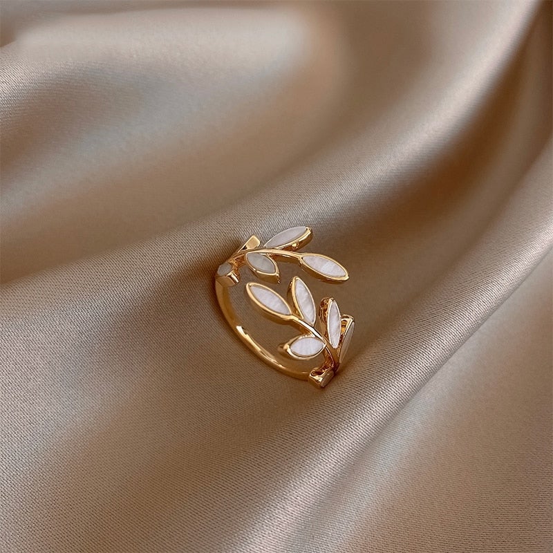 accessories : Gold Leaf Ring in 18K Goud van Pantino