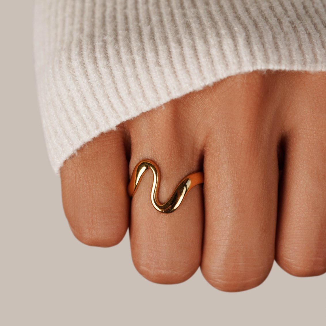 accessories : Gold Wave Ring in van Pantino