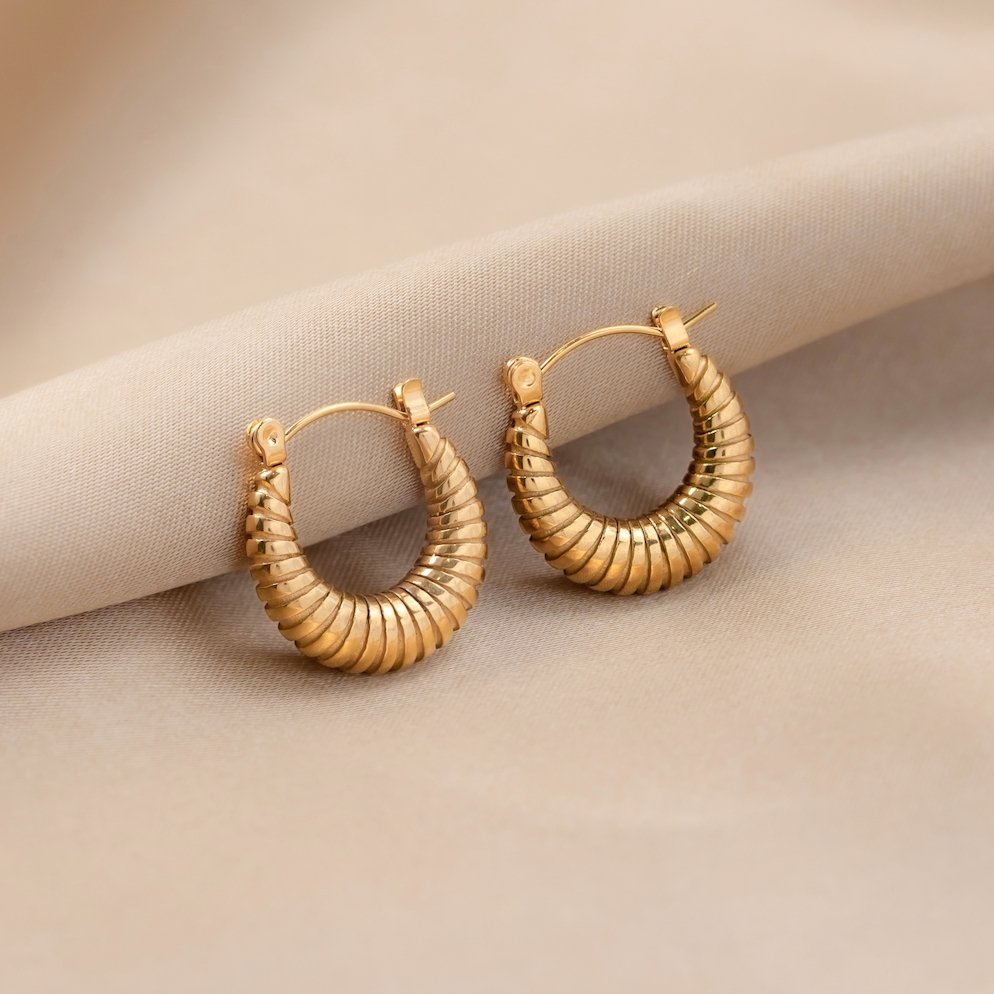 accessories : Golden Mia Croissant Hoop Oorbellen in van Pantino
