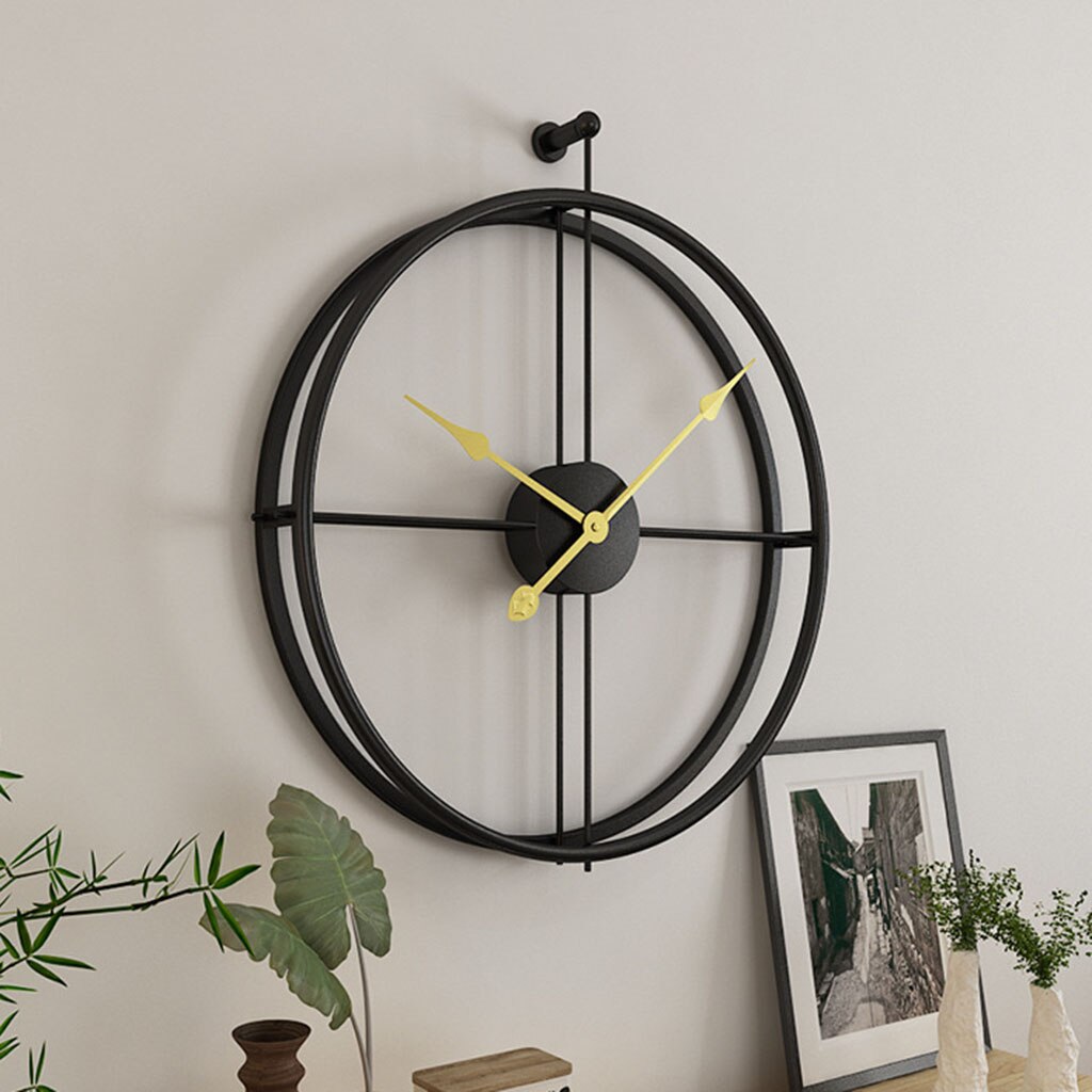 home & garden : Nordic Wandklok | Hedendaagse Wandklok - Verfraait uw ruimte met Scandinavische charme in Zwart horloge met gouden wijzer van Pantinoshop