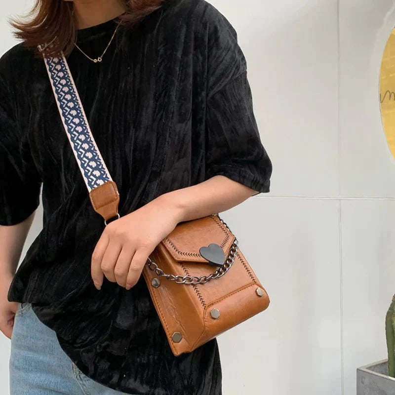 bags : Lola | Stoere Leren Schoudertas Met Riem voor Dames in Bruin van Pantino