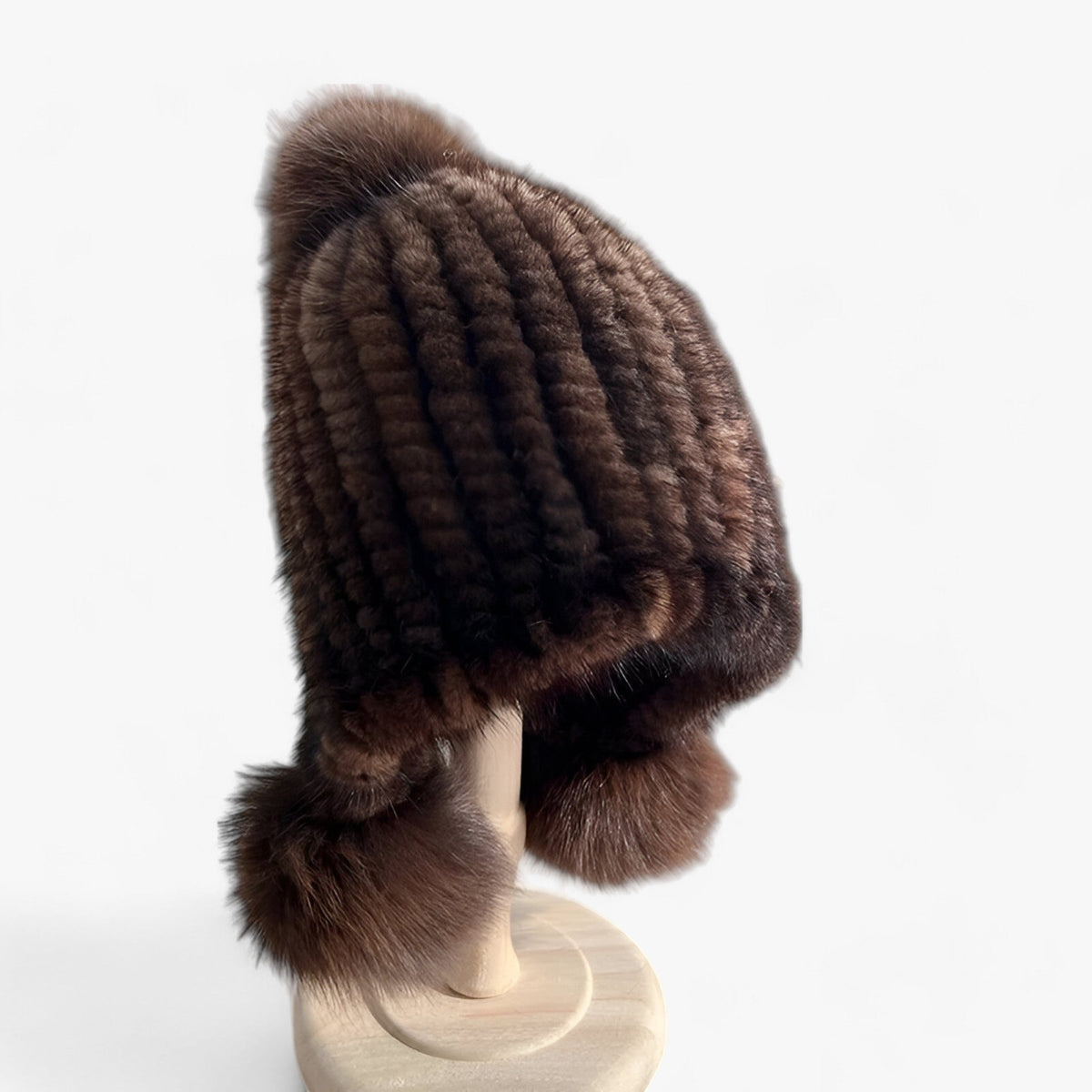 men's fashion : Simmie | Baret van nertsvacht - Luxueuze warmte met een vossenbont pompon in bruin rubberband van Pantinoshop