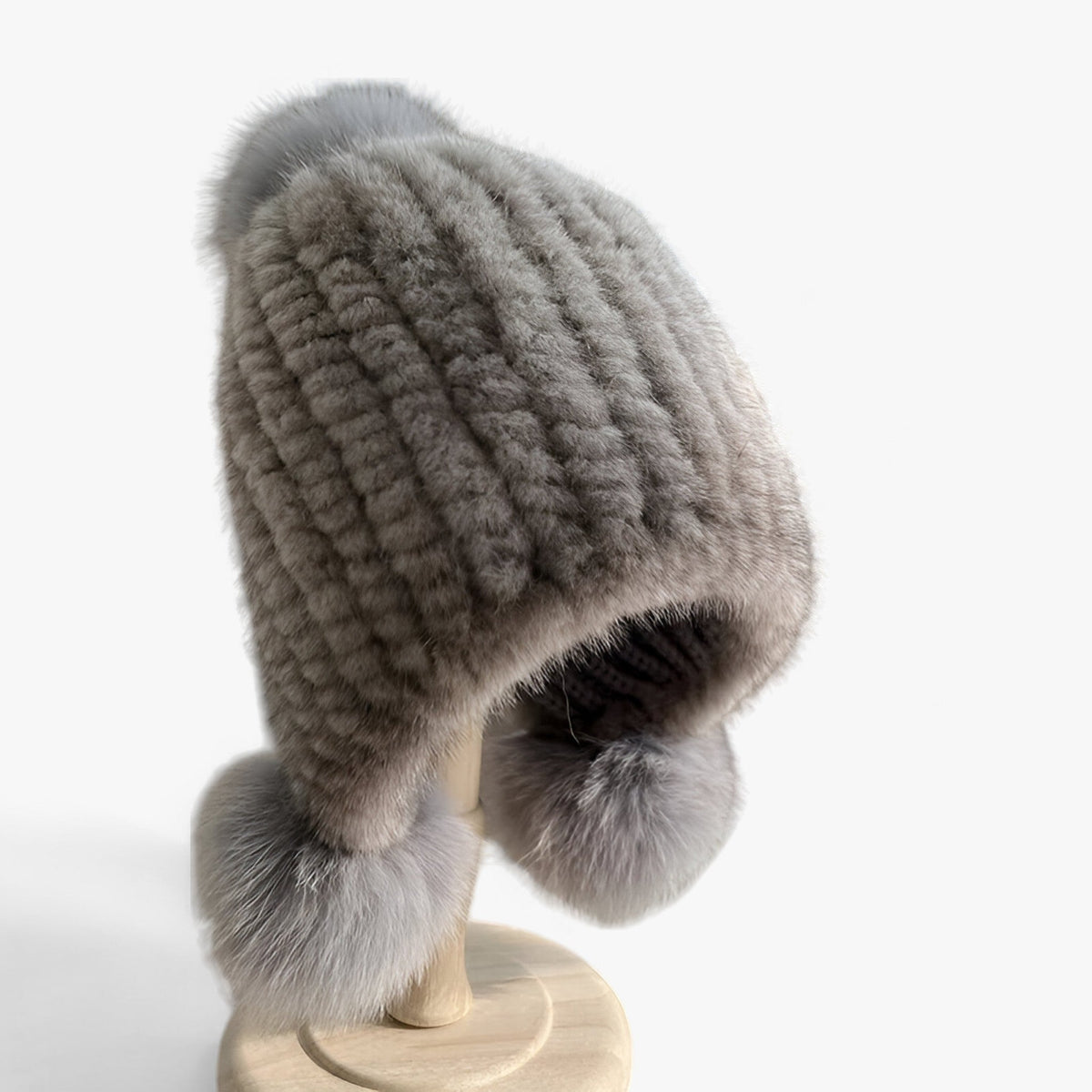 men's fashion : Simmie | Baret van nertsvacht - Luxueuze warmte met een vossenbont pompon in grijs 1 rubberband van Pantinoshop