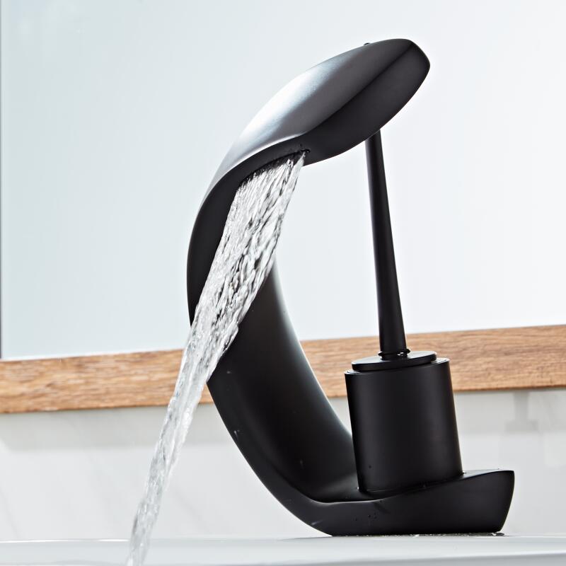 home & garden : Moderne gebogen watervalkraan - Yllie in Zwart van Pantino