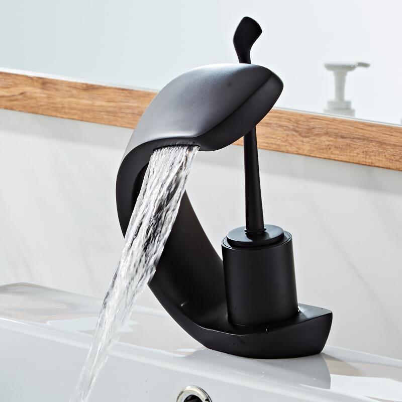 home & garden : Moderne gebogen watervalkraan - Yllie in van Pantino