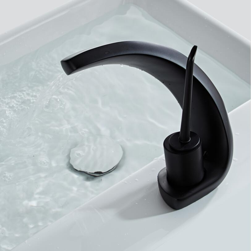 home & garden : Moderne gebogen watervalkraan - Yllie in van Pantino