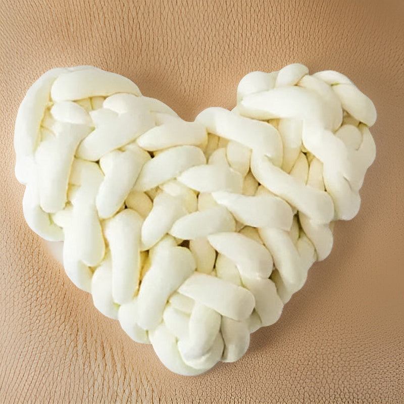 home & garden : Grof Gebreid Hartkussen voor een Gezellig Thuis - Heartpillow in Wite van Pantino