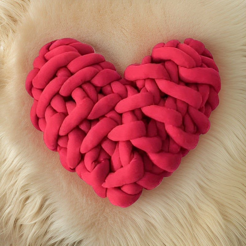 home & garden : Grof Gebreid Hartkussen voor een Gezellig Thuis - Heartpillow in Rood van Pantino