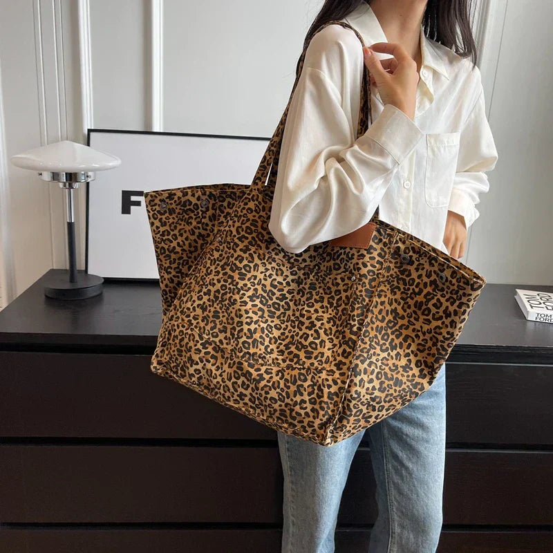 bags : Savannah - oversized canvas draagtas met luipaardprint in Braun van Pantino