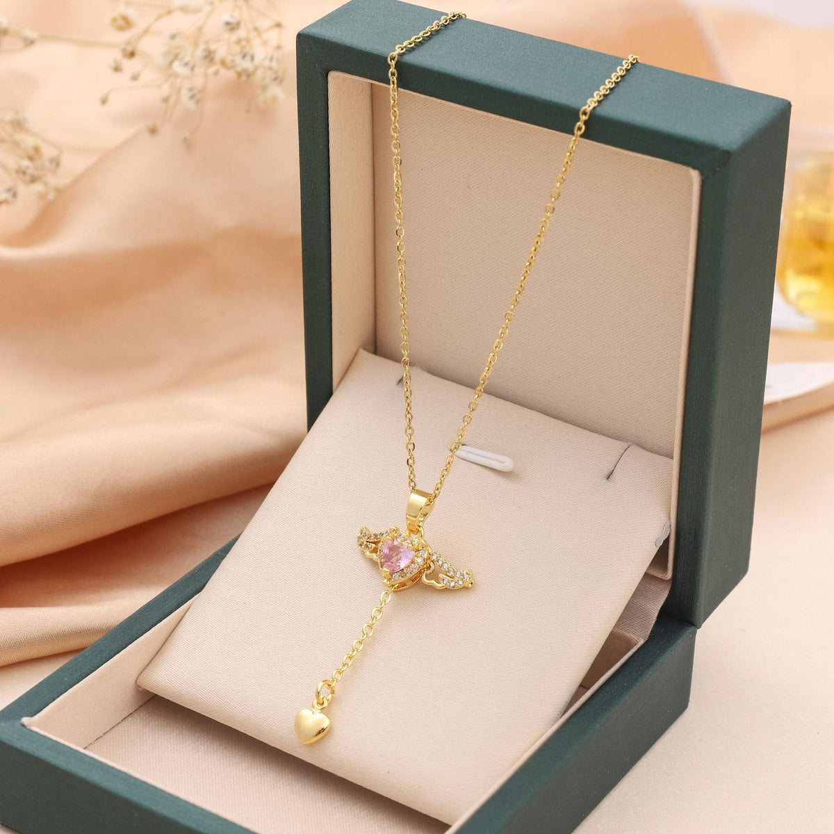 accessories : Thirza | Elegante Engel vleugels ketting in Goud van Pantino