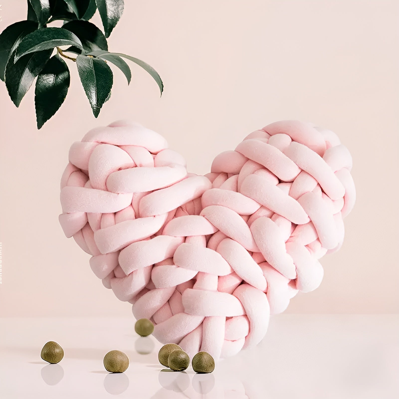 home & garden : Grof Gebreid Hartkussen voor een Gezellig Thuis - Heartpillow in Roze van Pantino