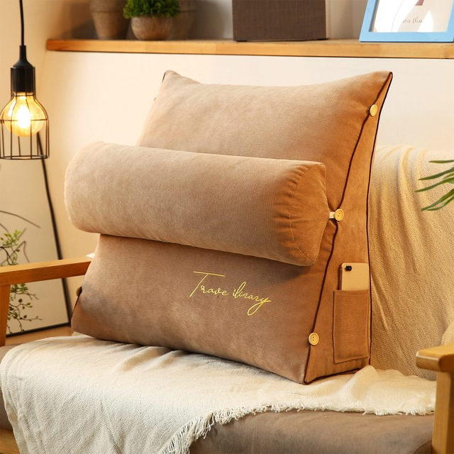 home & garden : SleepingPillow - Driehoek Lees Rugleuning Kussen in Bruin (4 beschikbaar) van Pantino