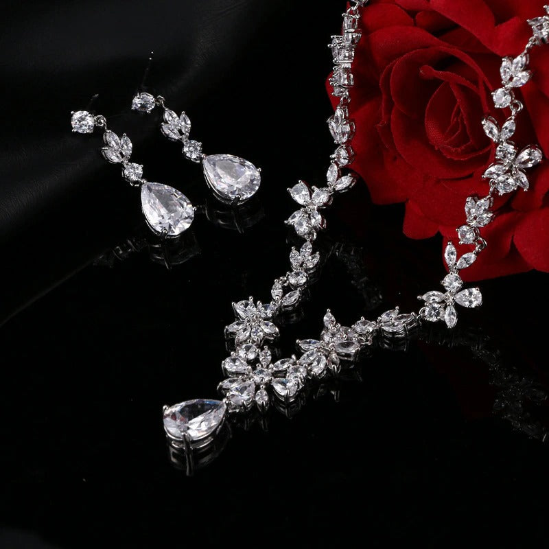 Crystalline Azuria Tranen Set met Rode Zirkonia Kristallen Halsketting 45 cm Bengelen Oorbellen 18 kt Witgoud Verguld