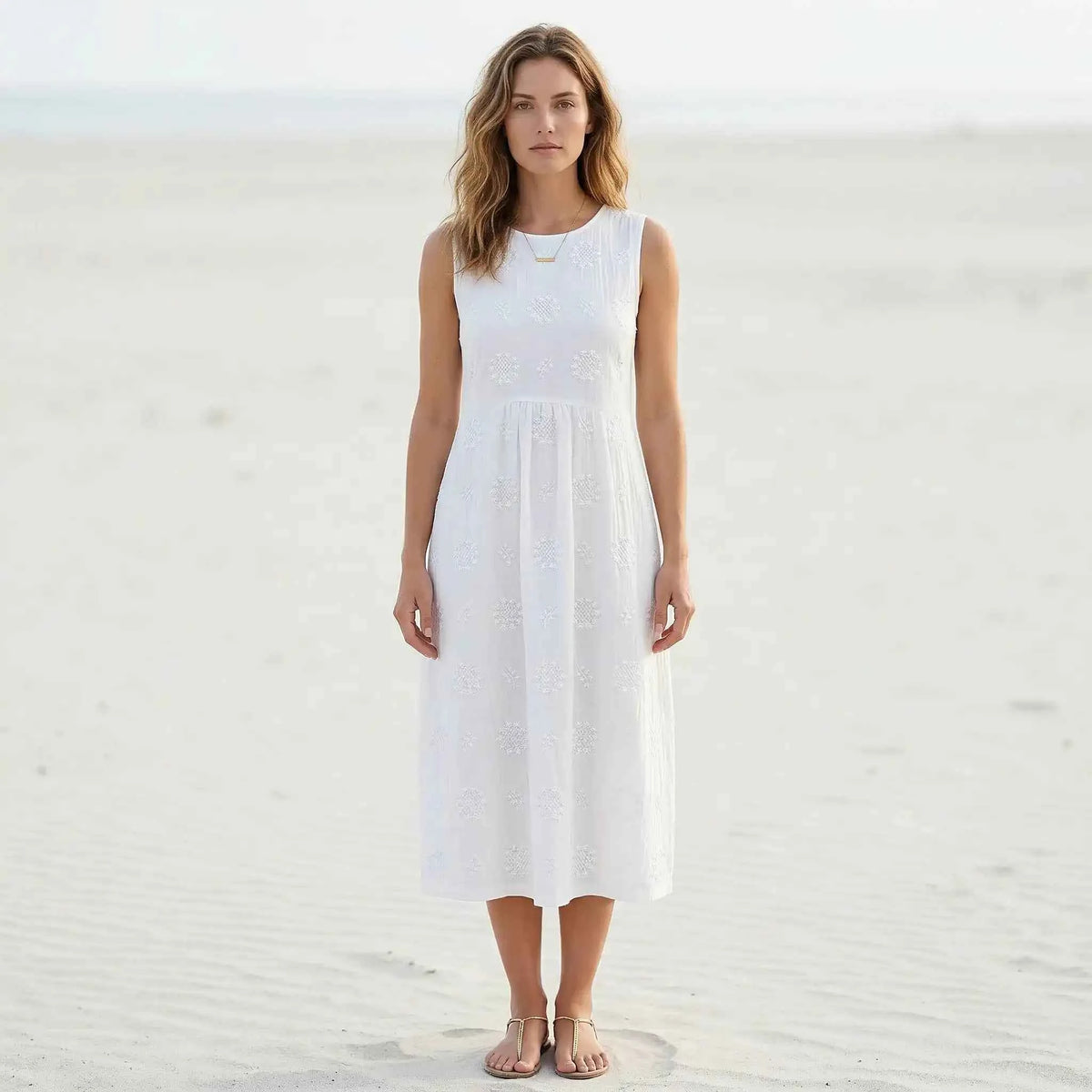 Vrouwen mode : Élodie | Elegante oversized mouwloze jurk met borduursels voor een verfijnde look in van Pantino