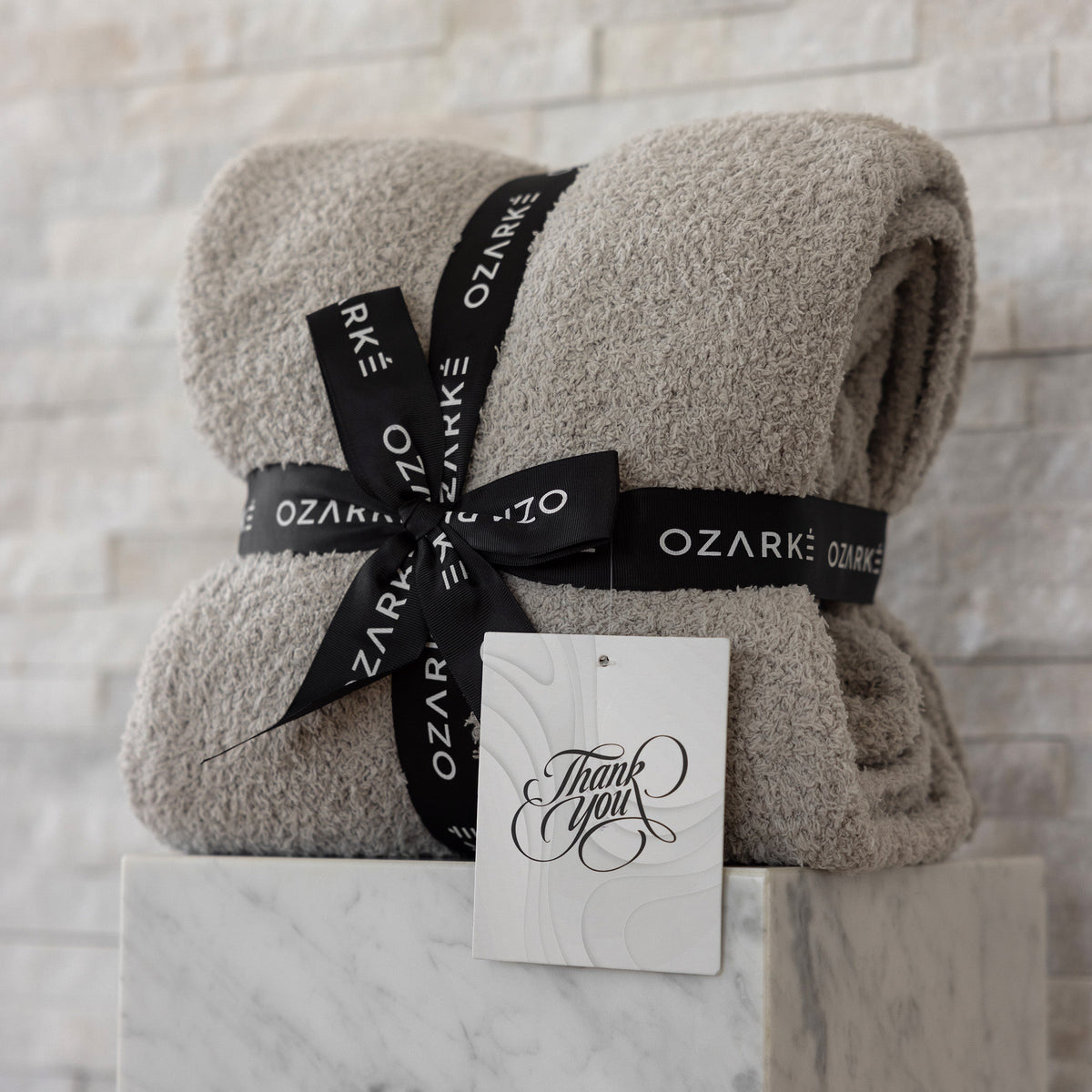 home & garden : Ozarke Luxe Rib Trim Plaid | Chic Plaid Dekentje - Verhoogt de Sfeer in Je Ruimte met Luxe Textuur in Grijs van Pantinoshop