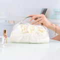 Clutch para mujer blanco - Aplicaciones elegantes de flores para la noche - Tela