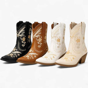 Sandals : Daisy | Ruskind westernlaarzen met brede hak in cowgirlstijl in van Pantinoshop
