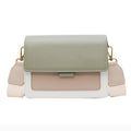 Borsa a tracolla da donna in pelle verde con texture morbida e chiusura a patta