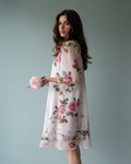 Elegante damesjurk in rode chiffon met petaldetails, ideaal voor ceremonies