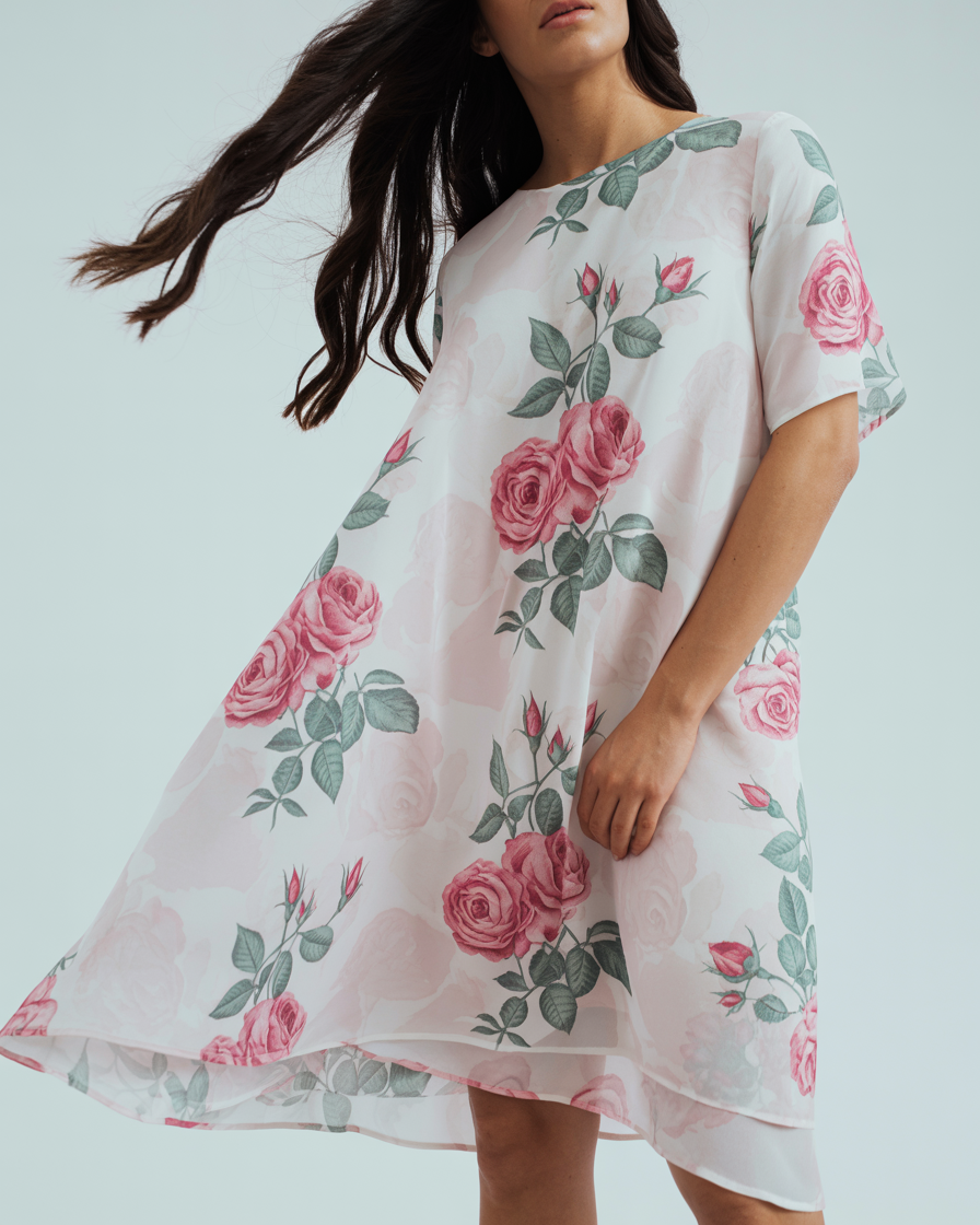 Elegante damesjurk in rode chiffon met petaldetails, ideaal voor ceremonies