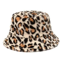 Hoeden : Bucket Hat van Imitatiebont met Luipaardprint in Winterse Koeienprint - Khaki Luipaard in Beige Luipaard van Pantino
