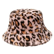 Hoeden : Bucket Hat van Imitatiebont met Luipaardprint in Winterse Koeienprint - Khaki Luipaard in Roze Luipaard van Pantino