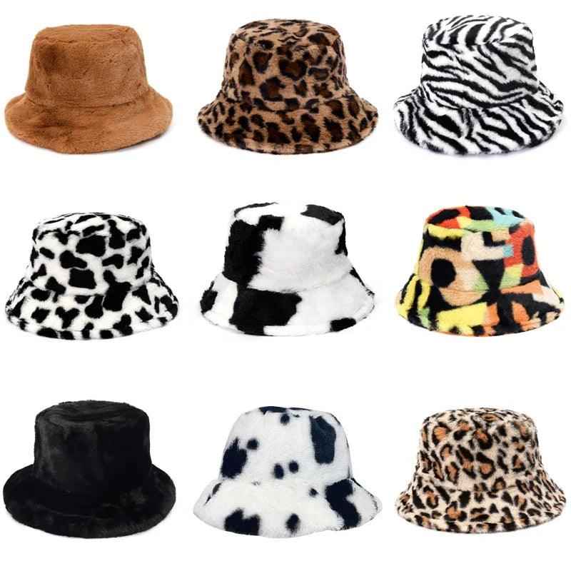 Hoeden : Bucket Hat van Imitatiebont met Luipaardprint in Winterse Koeienprint - Khaki Luipaard in van Pantino
