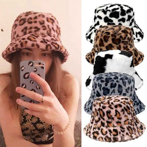 Hoeden : Bucket Hat van Imitatiebont met Luipaardprint in Winterse Koeienprint - Khaki Luipaard in van Pantino