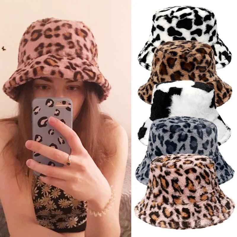 Hoeden : Bucket Hat van Imitatiebont met Luipaardprint in Winterse Koeienprint - Khaki Luipaard in van Pantino