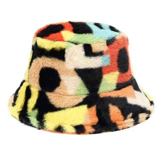 Hoeden : Bucket Hat van Imitatiebont met Luipaardprint in Winterse Koeienprint - Khaki Luipaard in Regenboogfiguren van Pantino