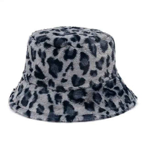 Hoeden : Bucket Hat van Imitatiebont met Luipaardprint in Winterse Koeienprint - Khaki Luipaard in Grijze luipaard van Pantino