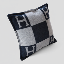home & garden : Mercer | Designer Cashmere Deken - Luxe Warmte voor Thuis in Donkerblauw van Pantinoshop