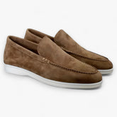 Stefano | Suède Instappers - Luxe en Comfort voor Elke Gelegenheid- €25 : Stefano | Suède Instappers - Luxe en Comfort voor Elke Gelegenheid in Bruin van Pantino