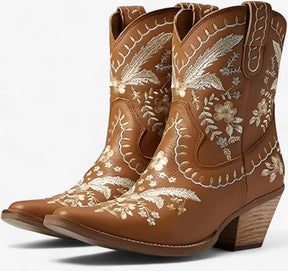 Sandals : Daisy | Ruskind westernlaarzen met brede hak in cowgirlstijl in Bruin van Pantinoshop