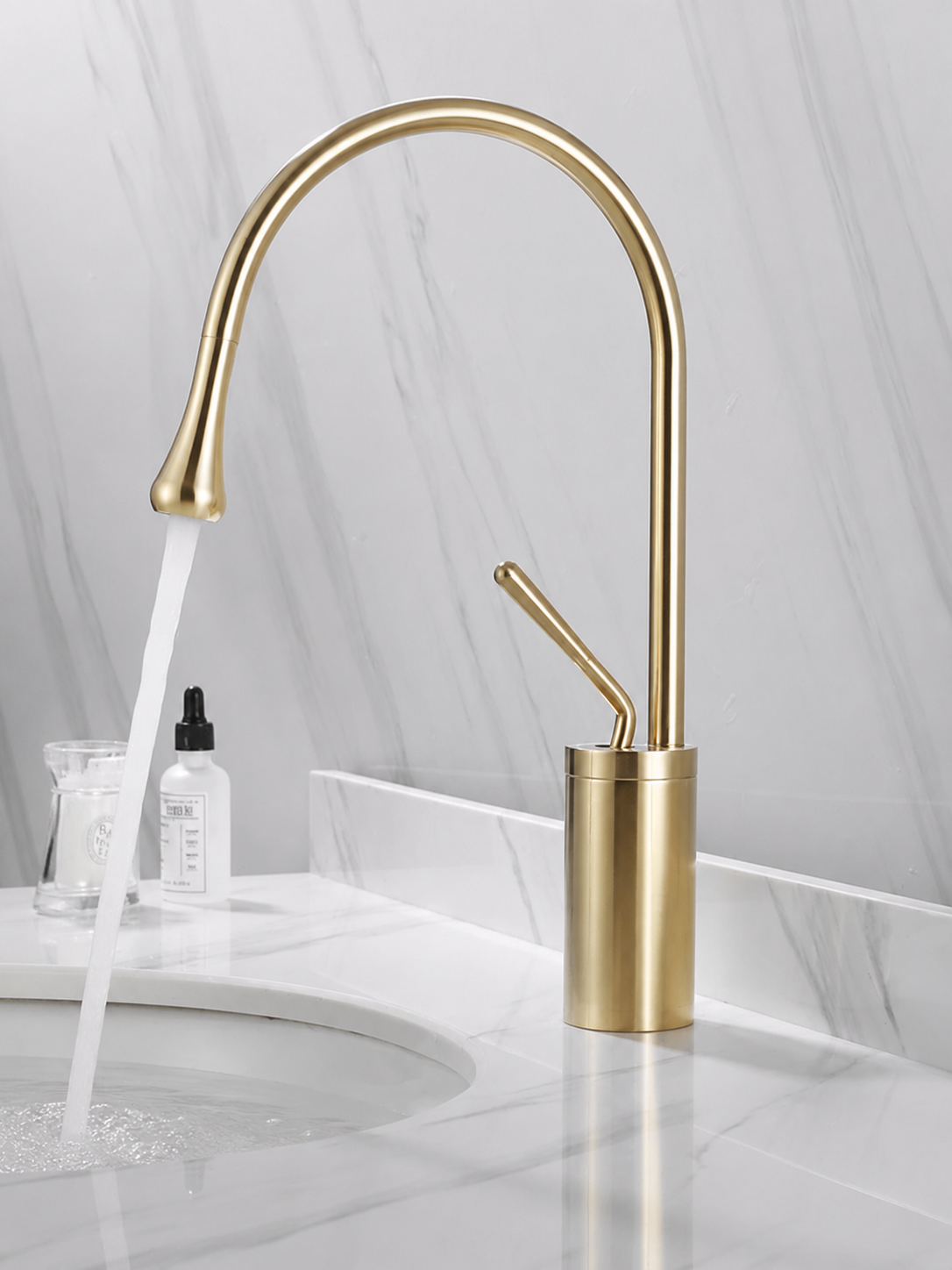 home & garden : Wastafelkraan Druppel Stijl Badkamer Draaibare Waterval Kranen - Goud Geborsteld Kort in Goud geborsteld kort van Pantino