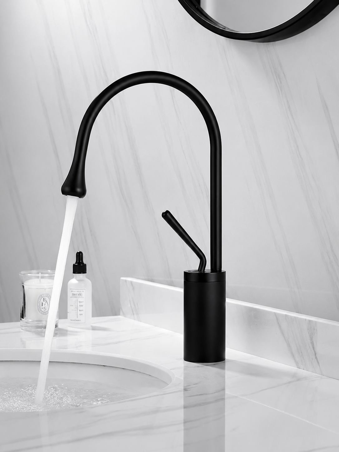 home & garden : Wastafelkraan Druppel Stijl Badkamer Draaibare Waterval Kranen - Goud Geborsteld Kort in zwart kort van Pantino