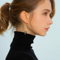 Orecchini Dorati Splendenti con Pietre Scintillanti per un Look Chic