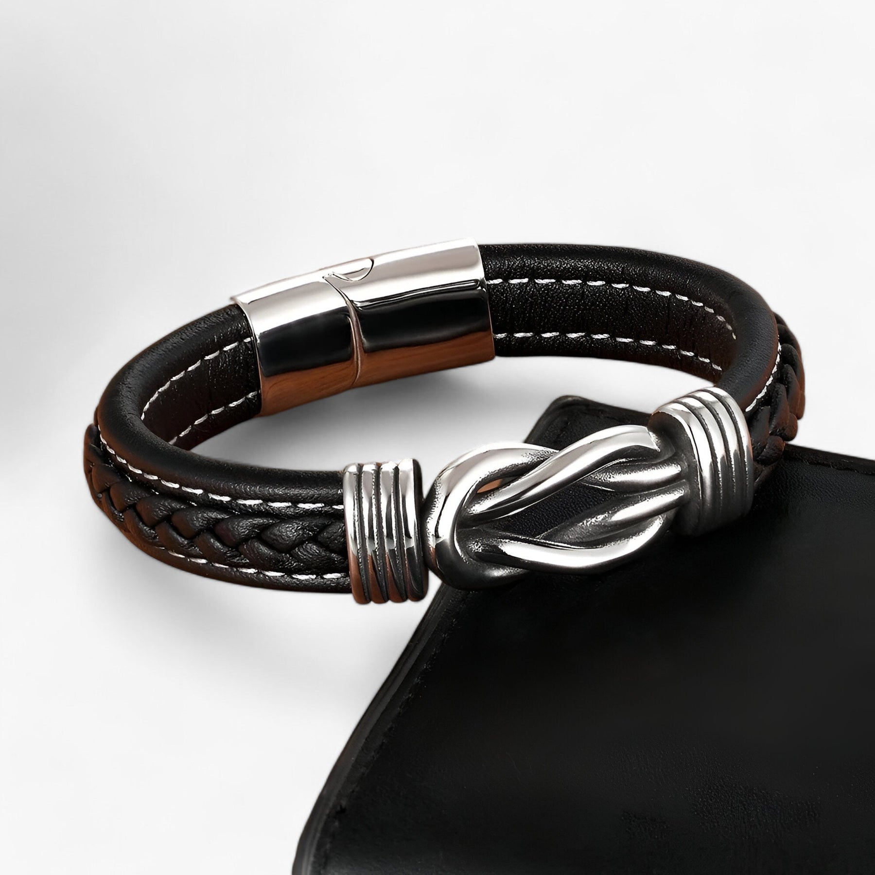 Echt leren armband - Verfijning en robuustheid gecombineerd - €25 : Echt leren armband - Verfijning en robuustheid gecombineerd in van Pantinoshop
